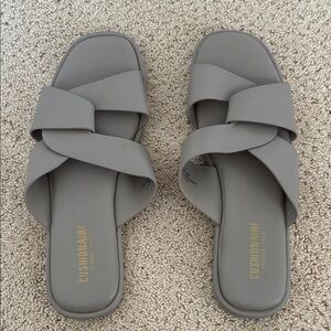 Cushionaire Women's Gray Cross-Band Sandals